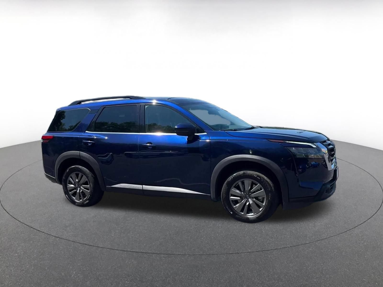 Used 2025 Nissan Pathfinder SV FWD image 2