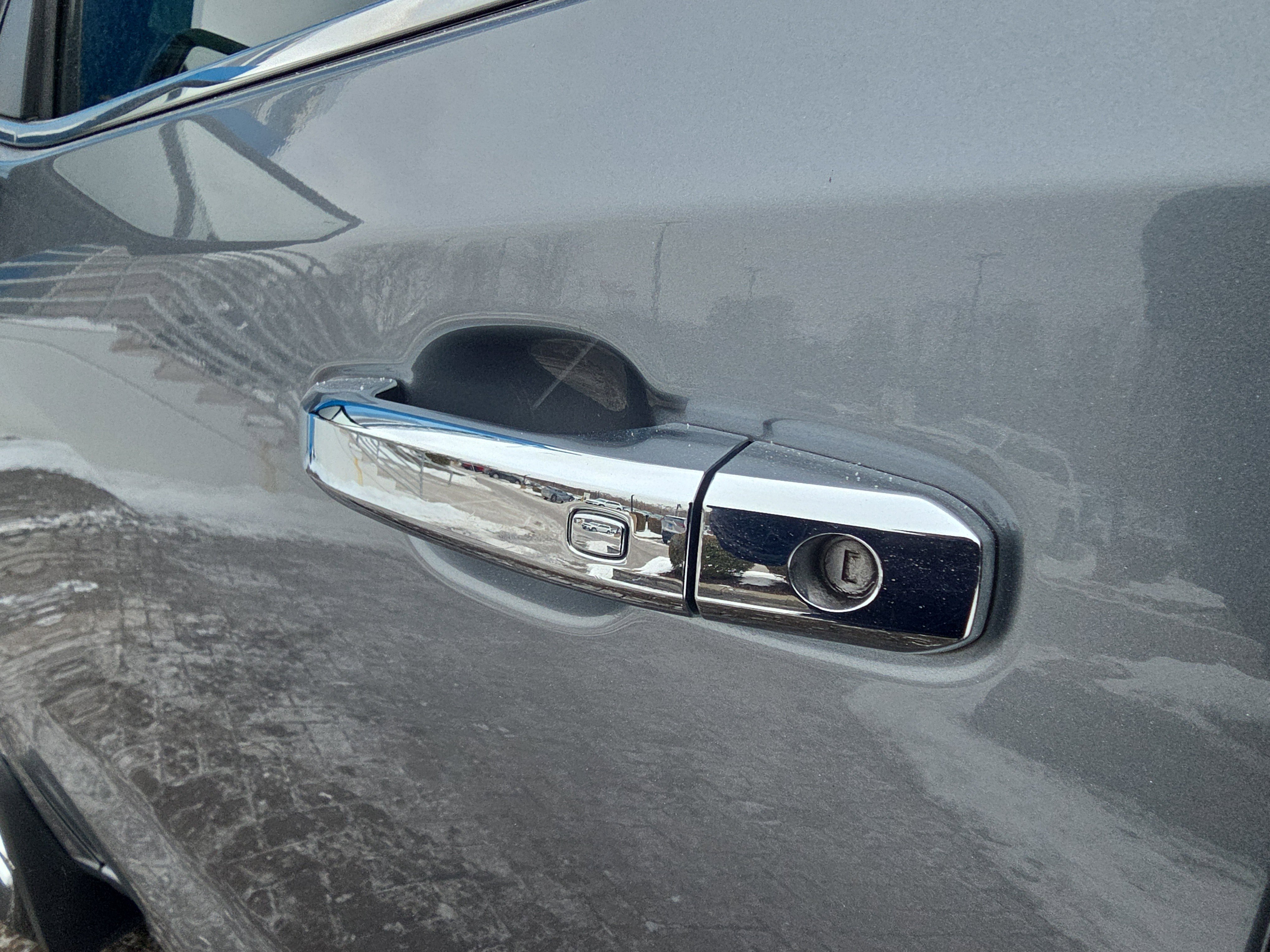 Used 2020 Chevrolet Silverado 1500 High Country w/ Technology Package image 12