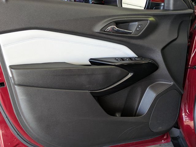 Used 2025 Chevrolet Trax LT w/ LT Convenience Package FWD image 11