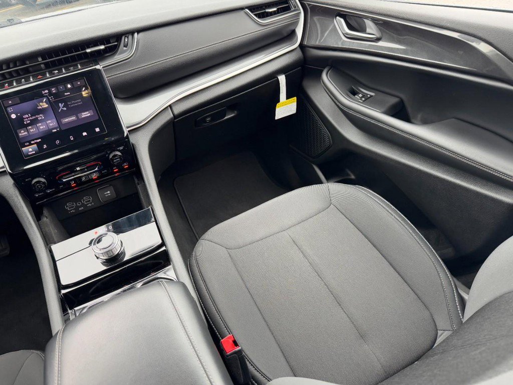 Used 2023 Jeep Grand Cherokee Laredo image 15