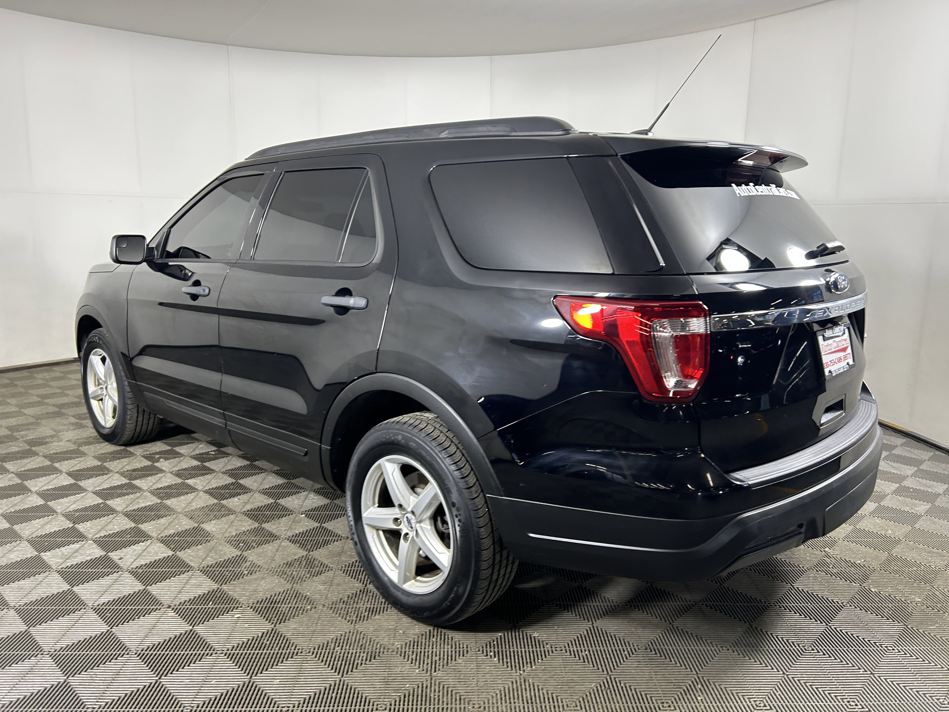 Used 2018 Ford Explorer 4WD image 3
