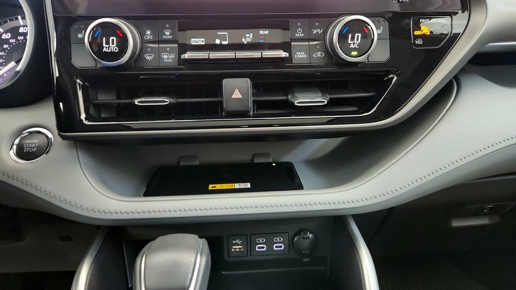 Used 2023 Toyota Highlander XLE AWD/4WD image 32