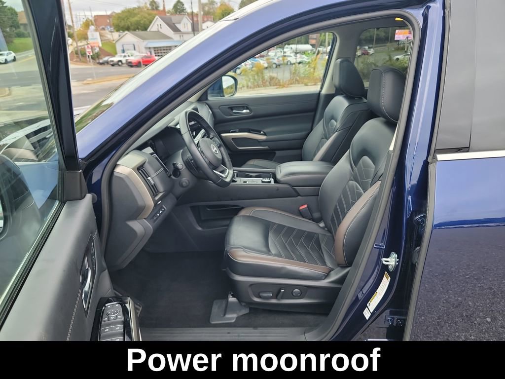 Used 2023 Nissan Pathfinder Platinum image 10