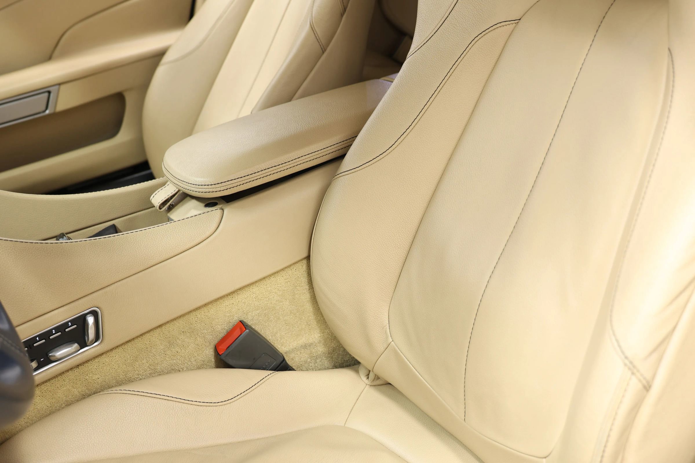 Used 2016 Aston Martin Vanquish Volante image 17