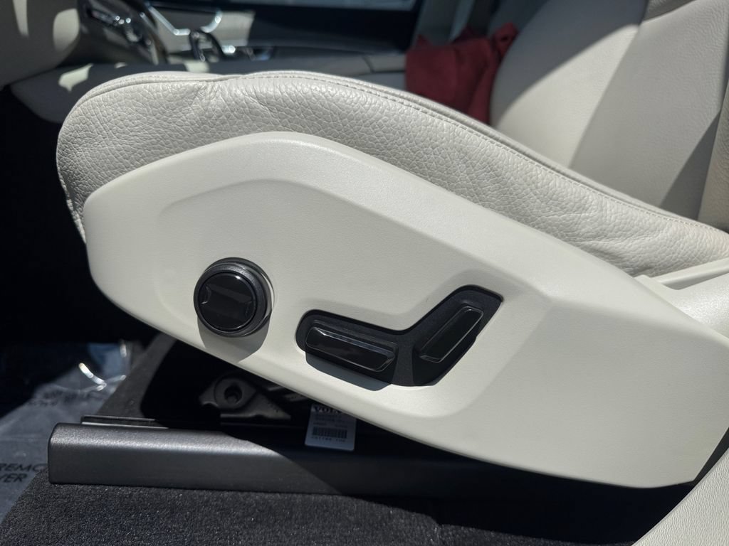 Certified 2025 Volvo XC90 B5 Plus w/ Protection Package Premier AWD/4WD image 12
