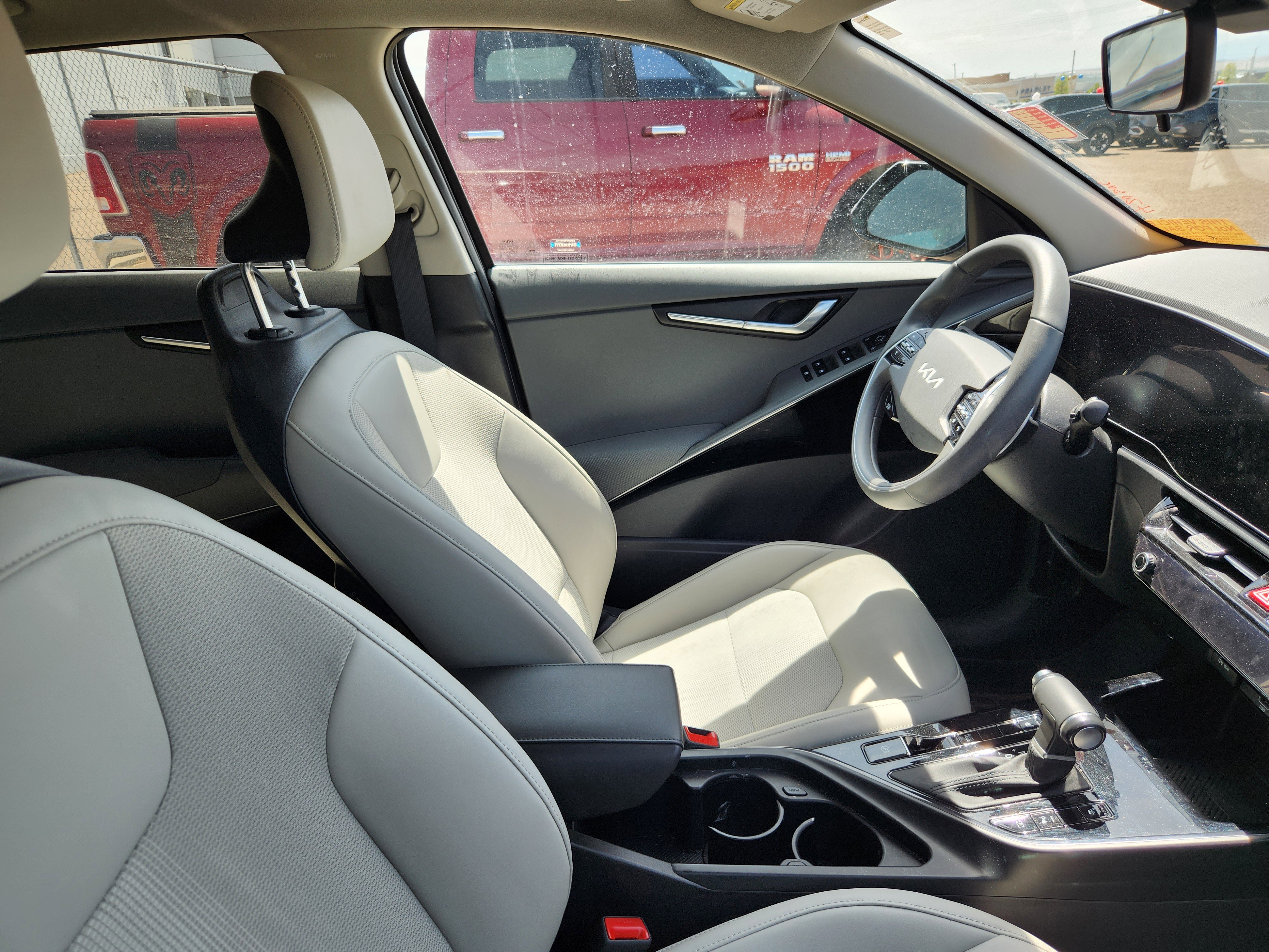 Used 2024 Kia Niro EX Touring image 9