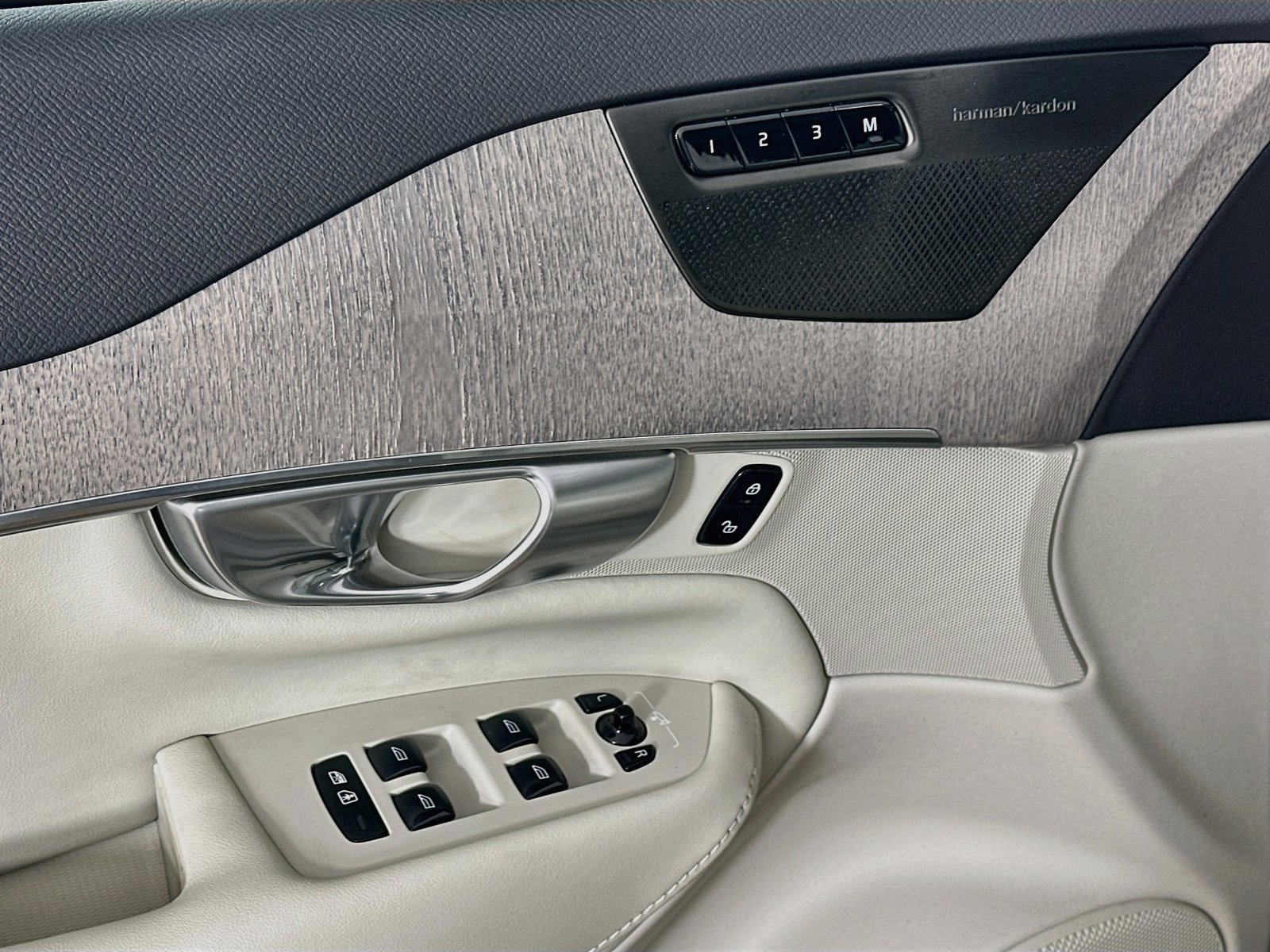 Certified 2024 Volvo XC90 B6 Plus AWD/4WD image 17
