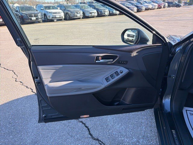 Used 2019 Toyota Avalon Limited FWD image 9