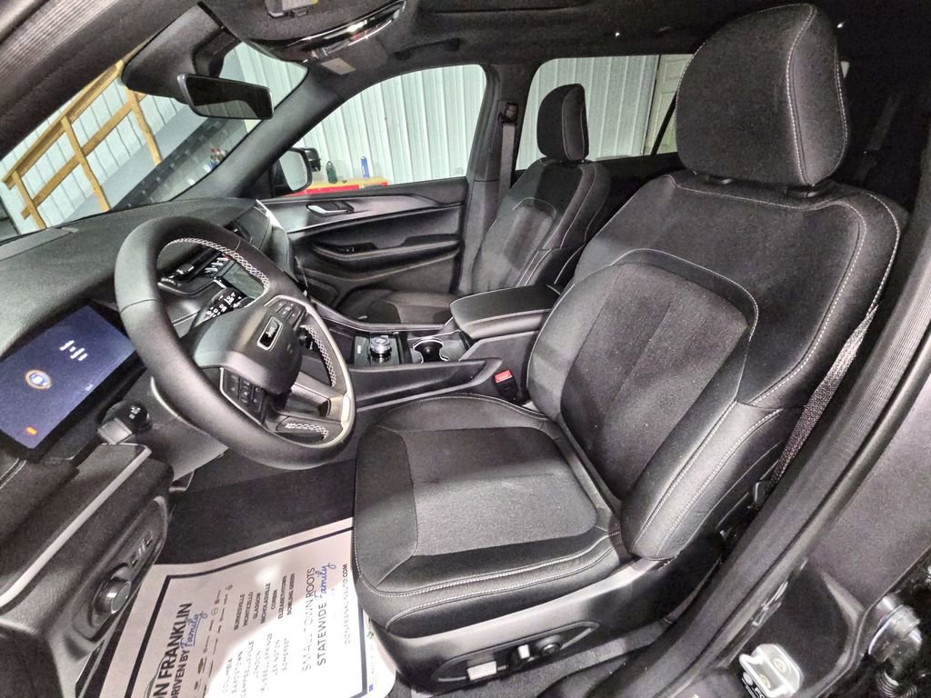 New 2025 Jeep Grand Cherokee L Laredo image 17