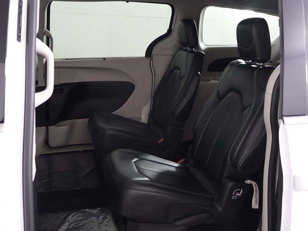 Used 2024 Chrysler Pacifica Touring-L image 26