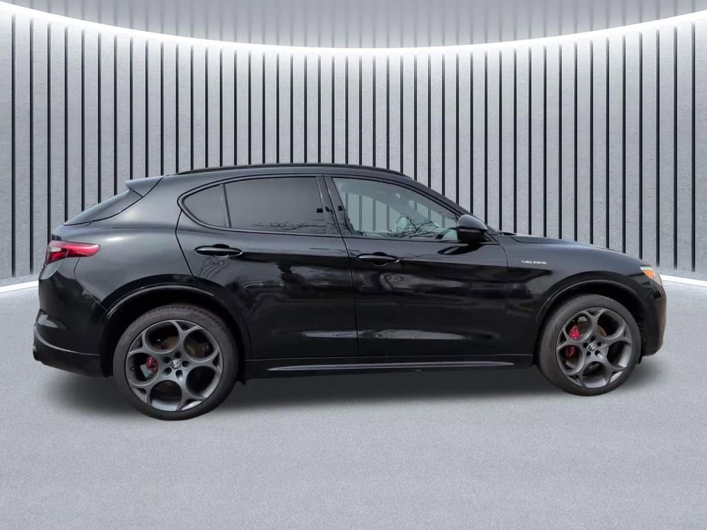 Used 2023 Alfa Romeo Stelvio Veloce image 4