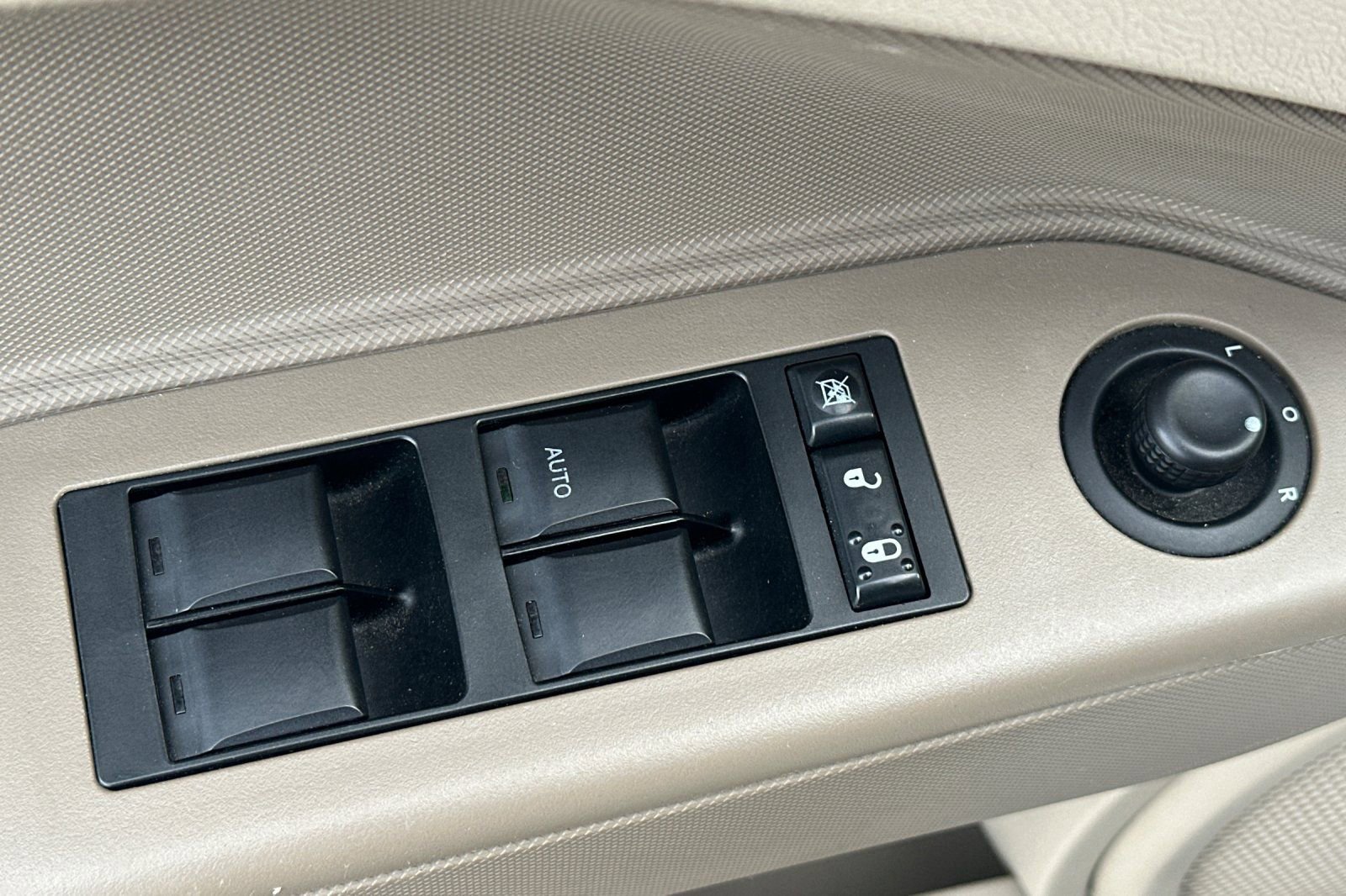 Used 2009 Dodge Caliber SXT image 11