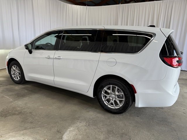 New 2026 Chrysler Pacifica Select image 5