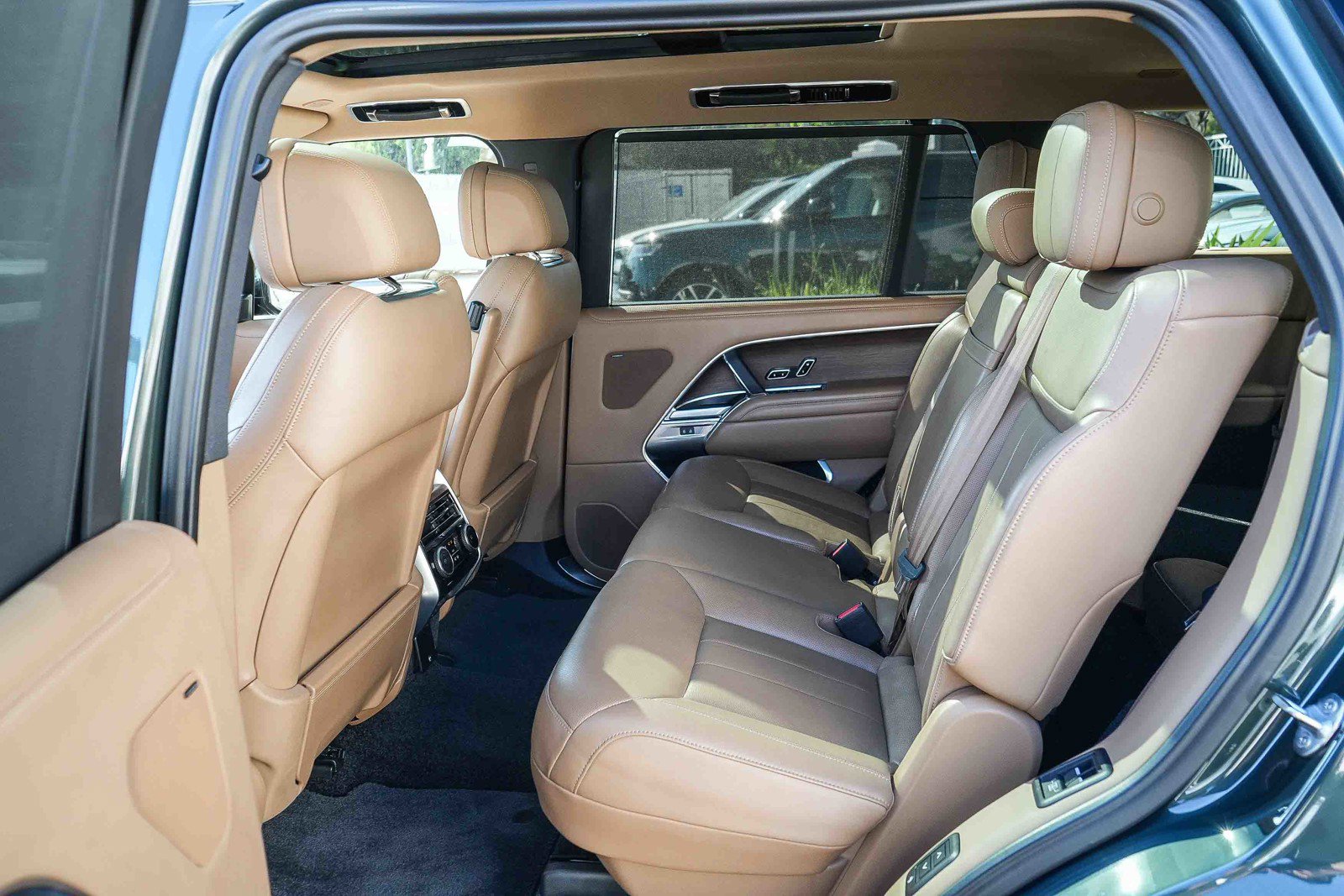Certified 2023 Land Rover Range Rover Long Wheelbase SE AWD/4WD image 19