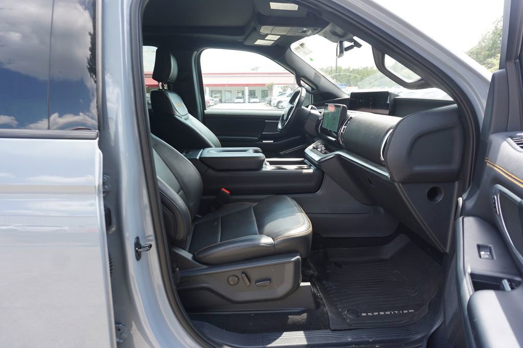 Used 2025 Ford Expedition Tremor AWD/4WD image 17