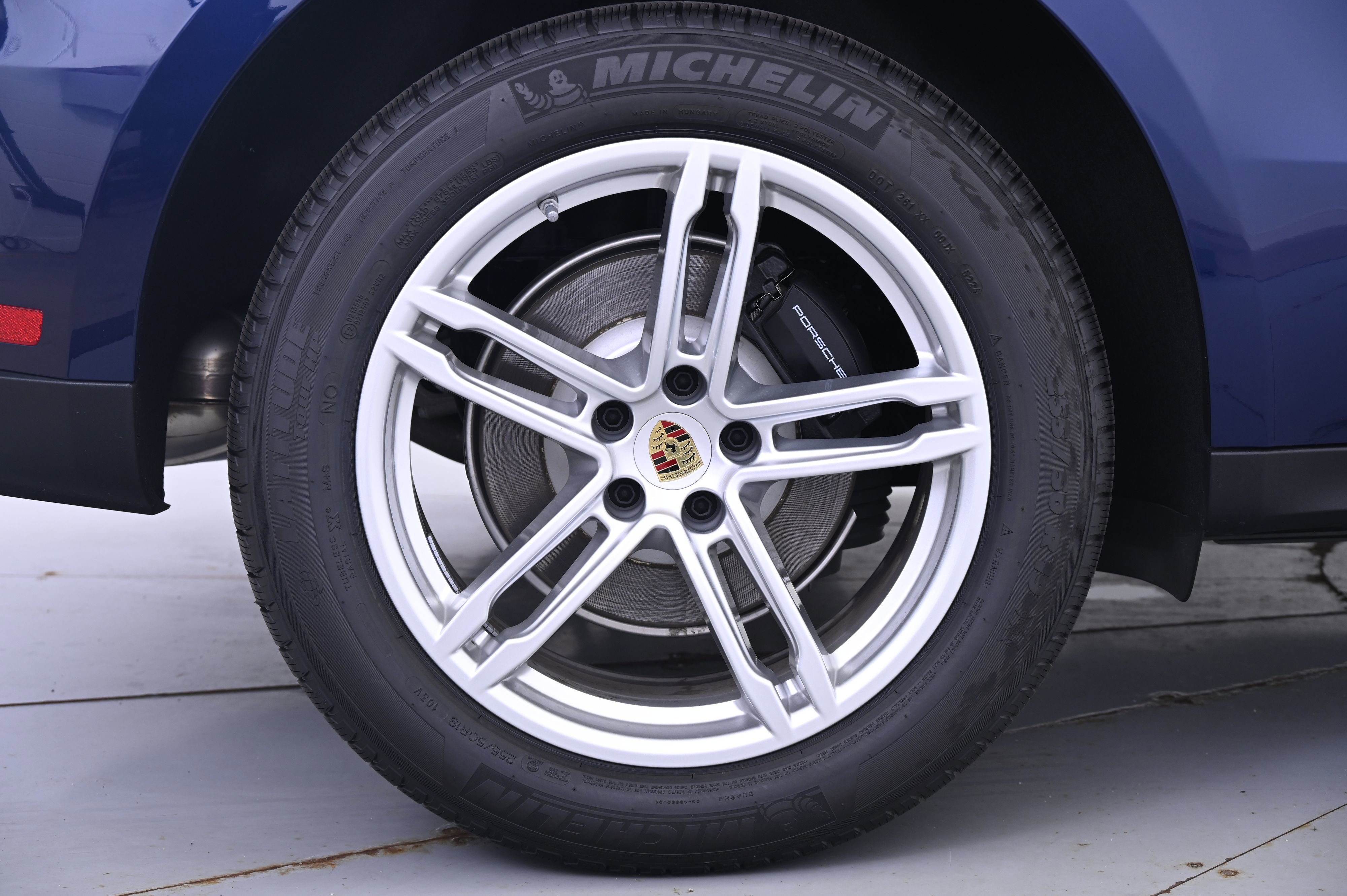 Certified 2025 Porsche Macan image 13