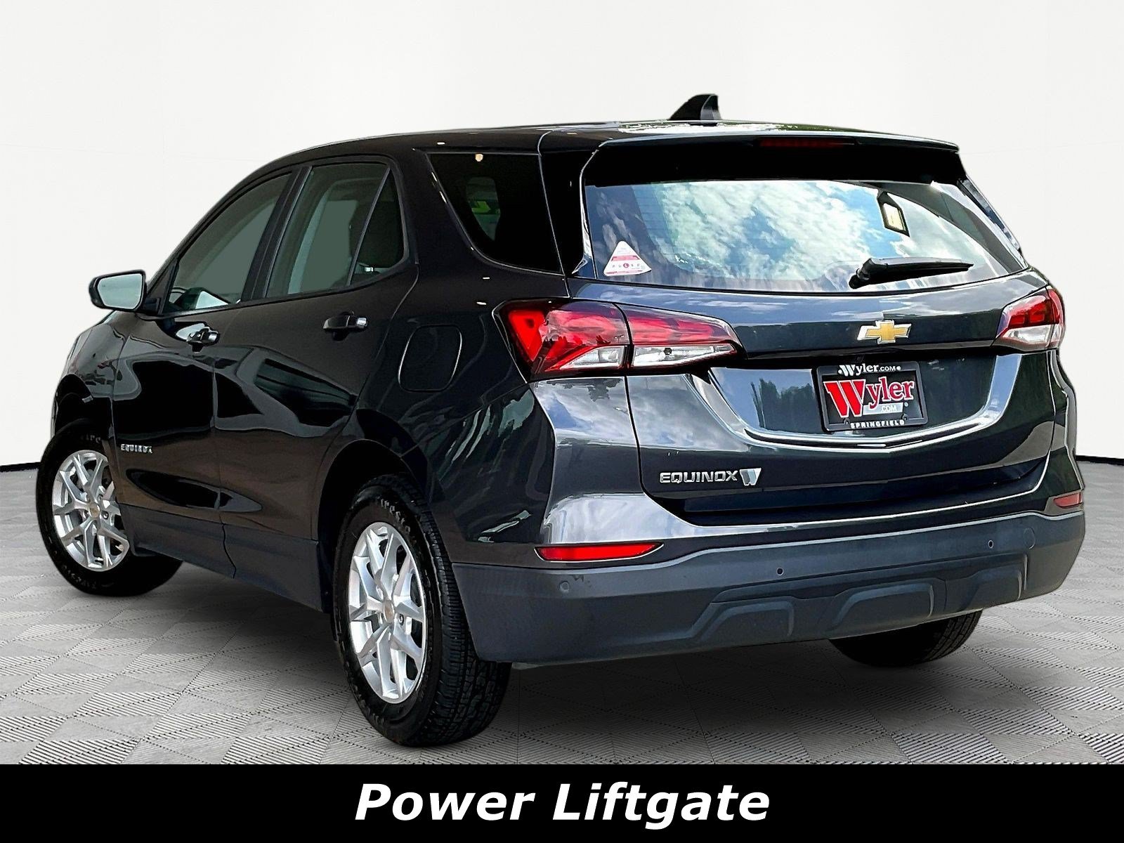 Used 2022 Chevrolet Equinox LS FWD image 4