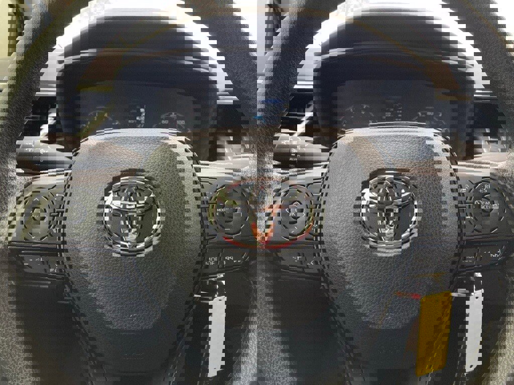 Used 2025 Toyota Corolla LE image 15