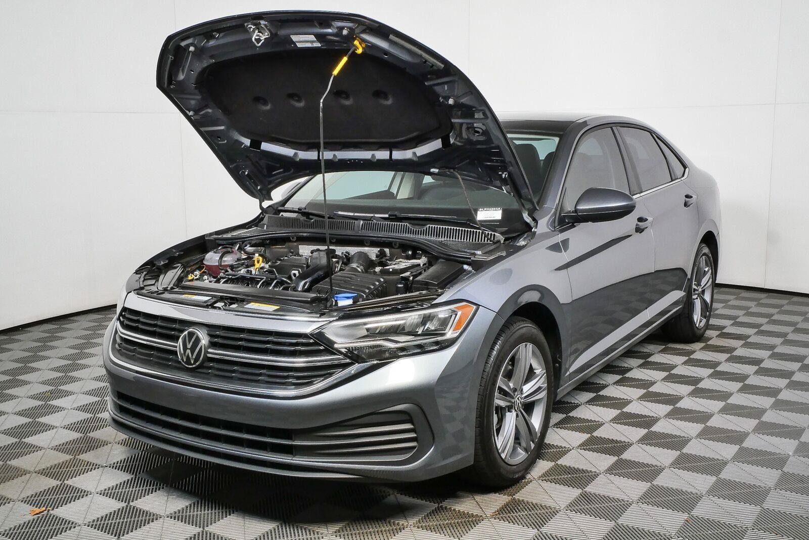 Used 2024 Volkswagen Jetta SE w/ Panoramic Sunroof Package FWD image 28
