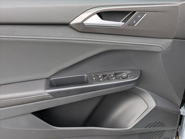 New 2026 Volkswagen Taos SE FWD image 16