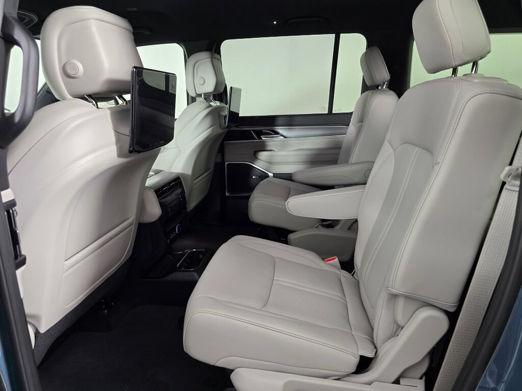 New 2026 Jeep Grand Wagoneer L Limited w/ Rear Seat Video Group I AWD/4WD image 32
