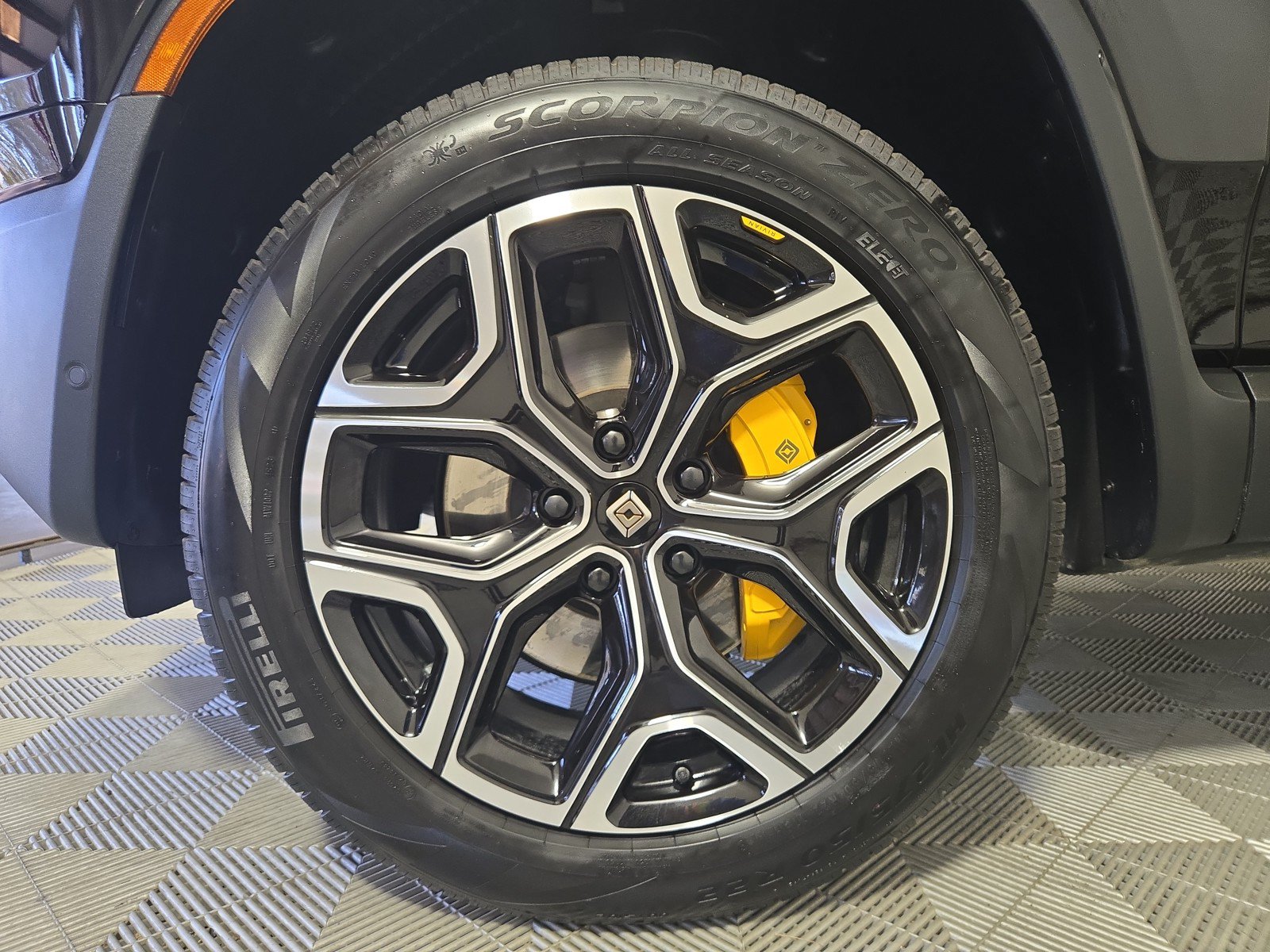 Used 2024 Rivian R1S Adventure AWD/4WD image 9