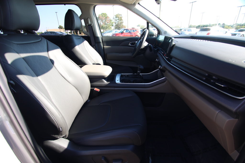 Used 2026 Kia Carnival EX FWD image 8