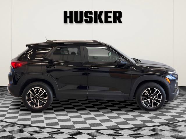 Used 2025 Chevrolet TrailBlazer LT image 2