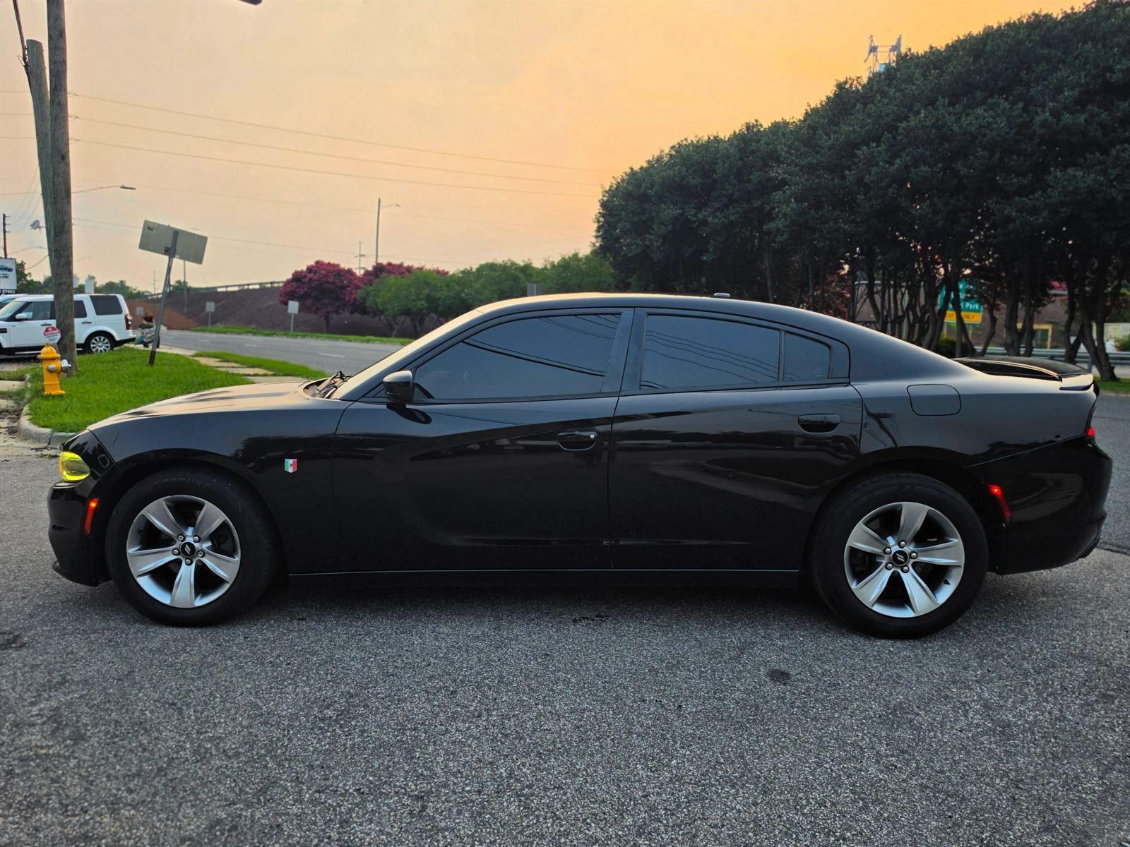 Used 2015 Dodge Charger SE w/ Sport Appearance Group RWD image 4