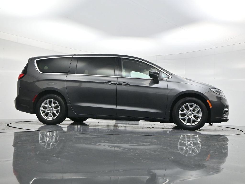 Used 2023 Chrysler Pacifica Touring-L FWD image 43