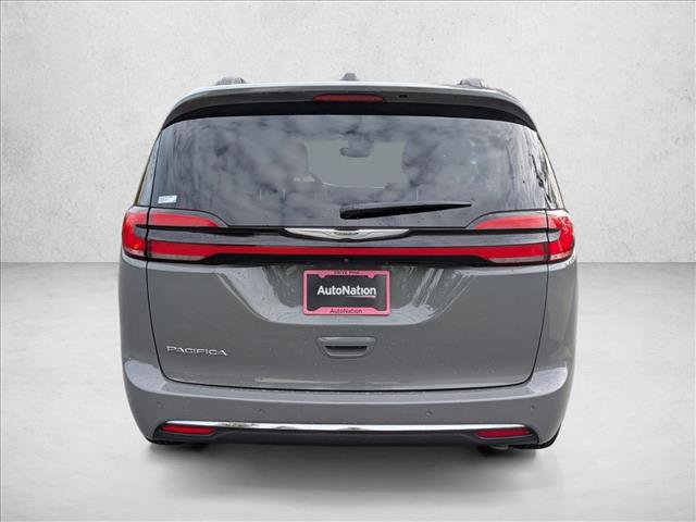 Used 2022 Chrysler Pacifica Touring-L image 7