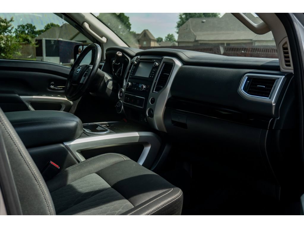 Used 2018 Nissan Titan SV w/ SV Convenience Package AWD/4WD image 17