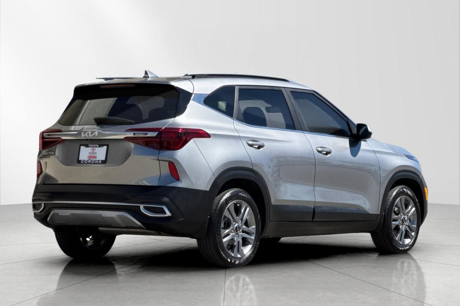 Used 2023 Kia Seltos S w/ Navigation Package image 3