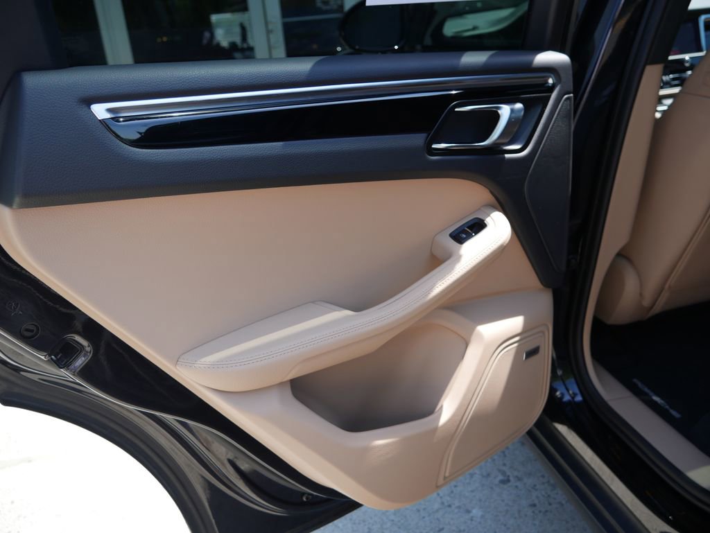 Certified 2023 Porsche Macan S AWD/4WD image 18