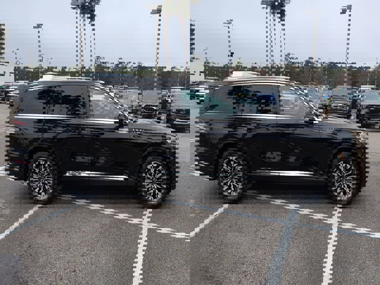 Certified 2023 Lincoln Aviator Reserve w/ Elements Package Plus image 3