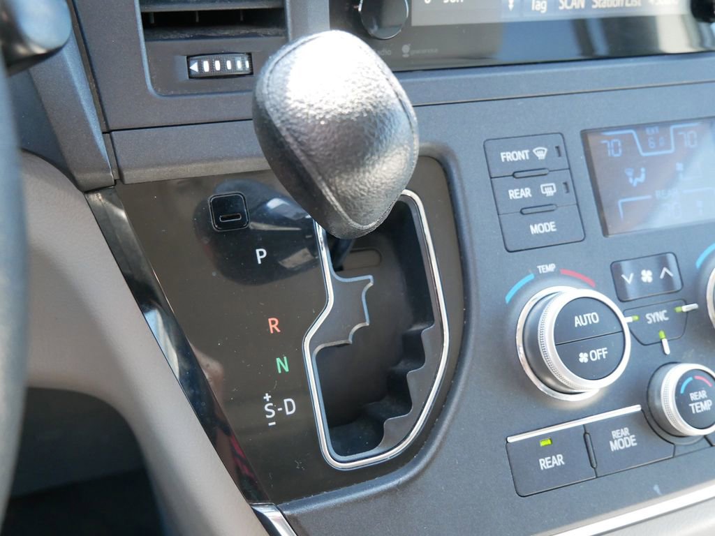 Used 2015 Toyota Sienna LE image 24