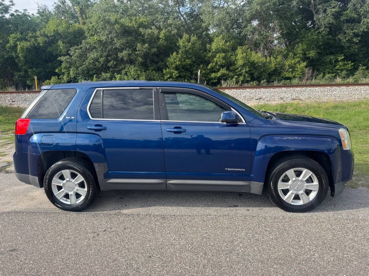 Used 2010 GMC Terrain SLE FWD image 6