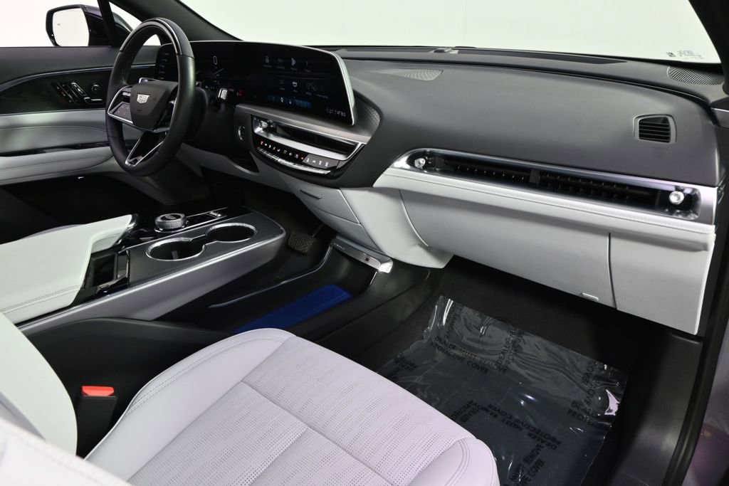 New 2025 Cadillac Lyriq Luxury AWD/4WD image 15