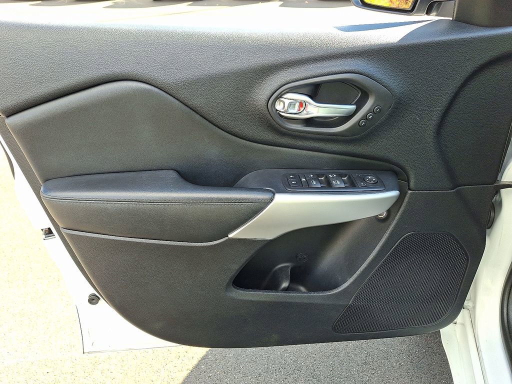 Used 2017 Jeep Cherokee Overland w/ Technology Group image 13