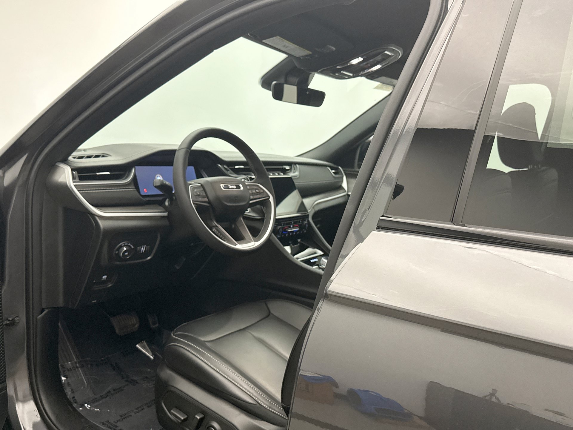 Used 2025 Jeep Grand Cherokee Limited AWD/4WD image 10