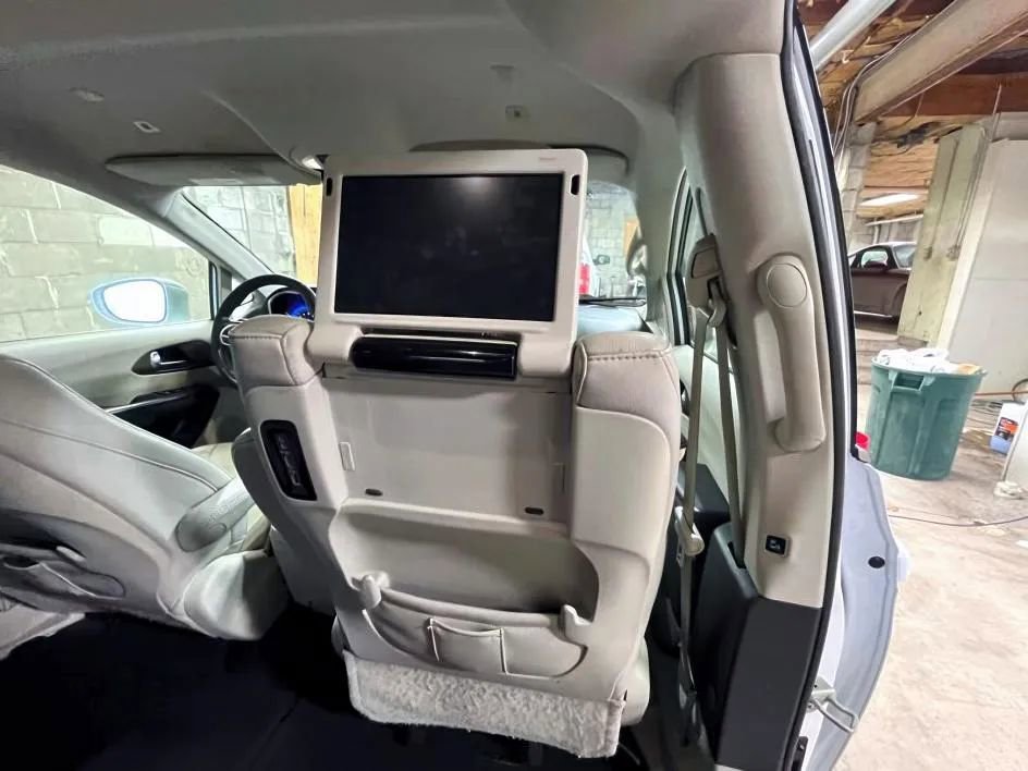 Used 2019 Chrysler Pacifica Touring-L Plus image 12