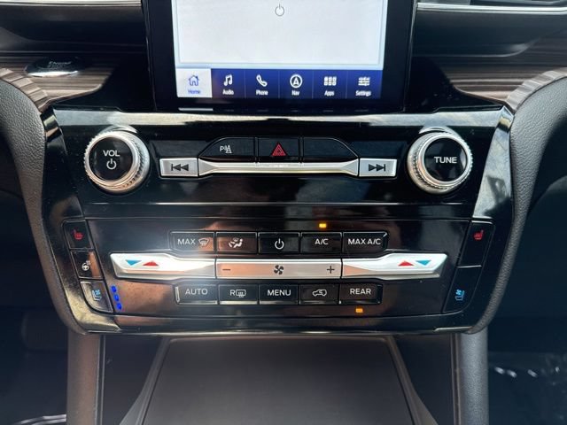 Used 2024 Ford Explorer Limited w/ Limited Technology Package AWD/4WD image 16