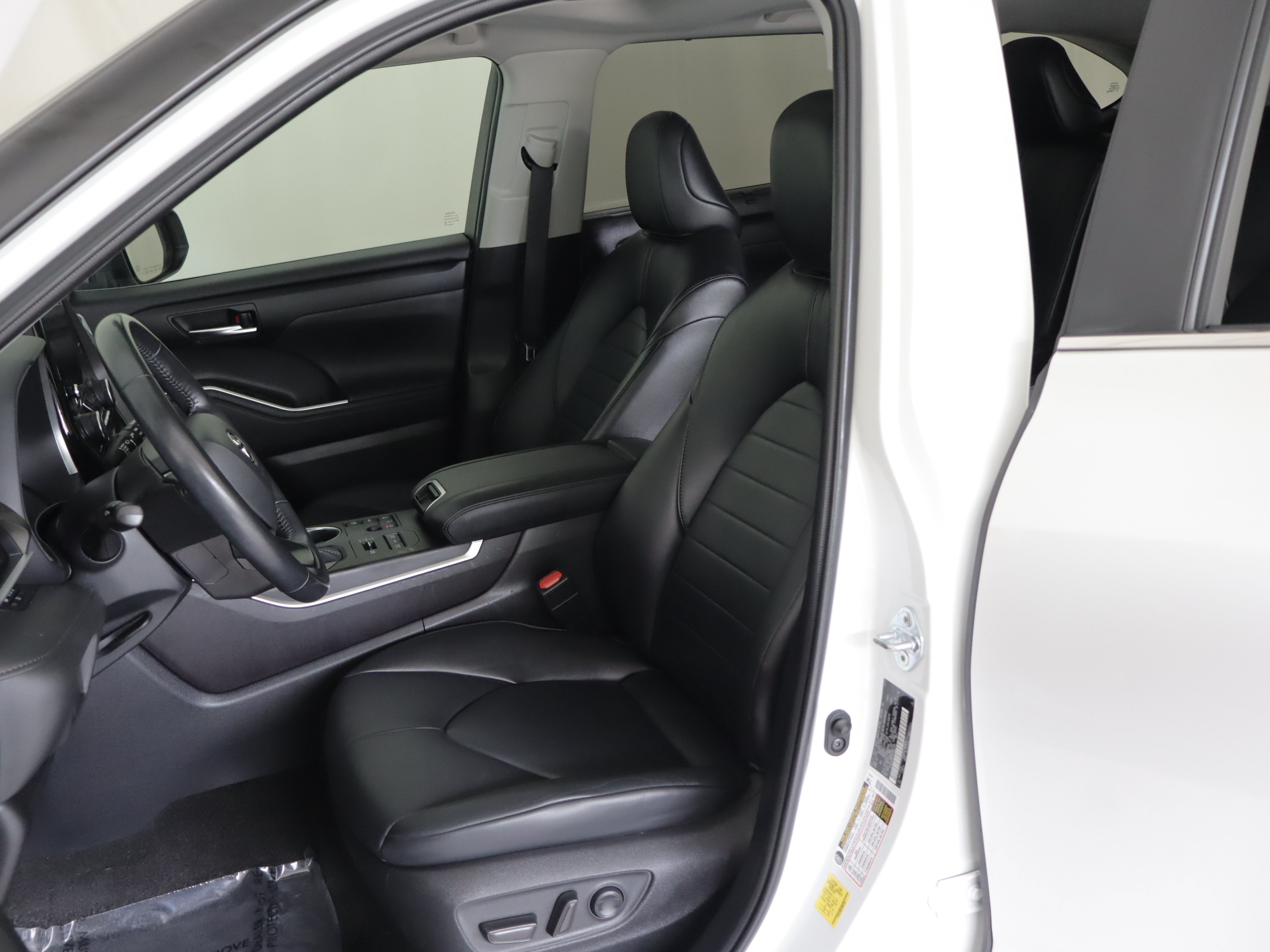Used 2023 Toyota Highlander XLE AWD/4WD image 8