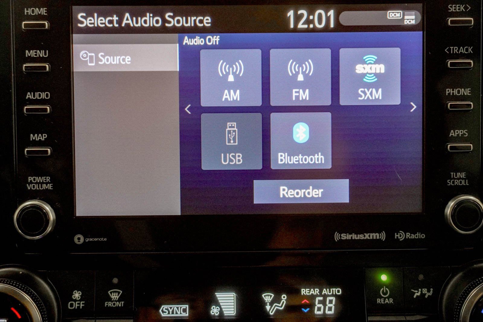 Used 2020 Toyota Highlander XLE image 25