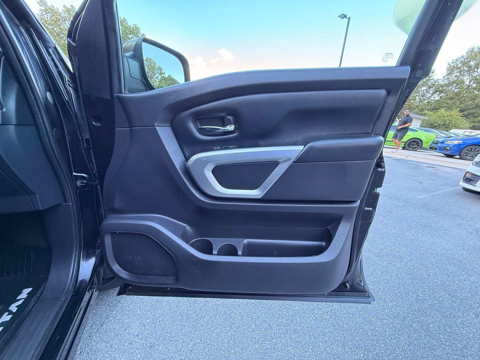 Used 2017 Nissan Titan SV RWD image 17