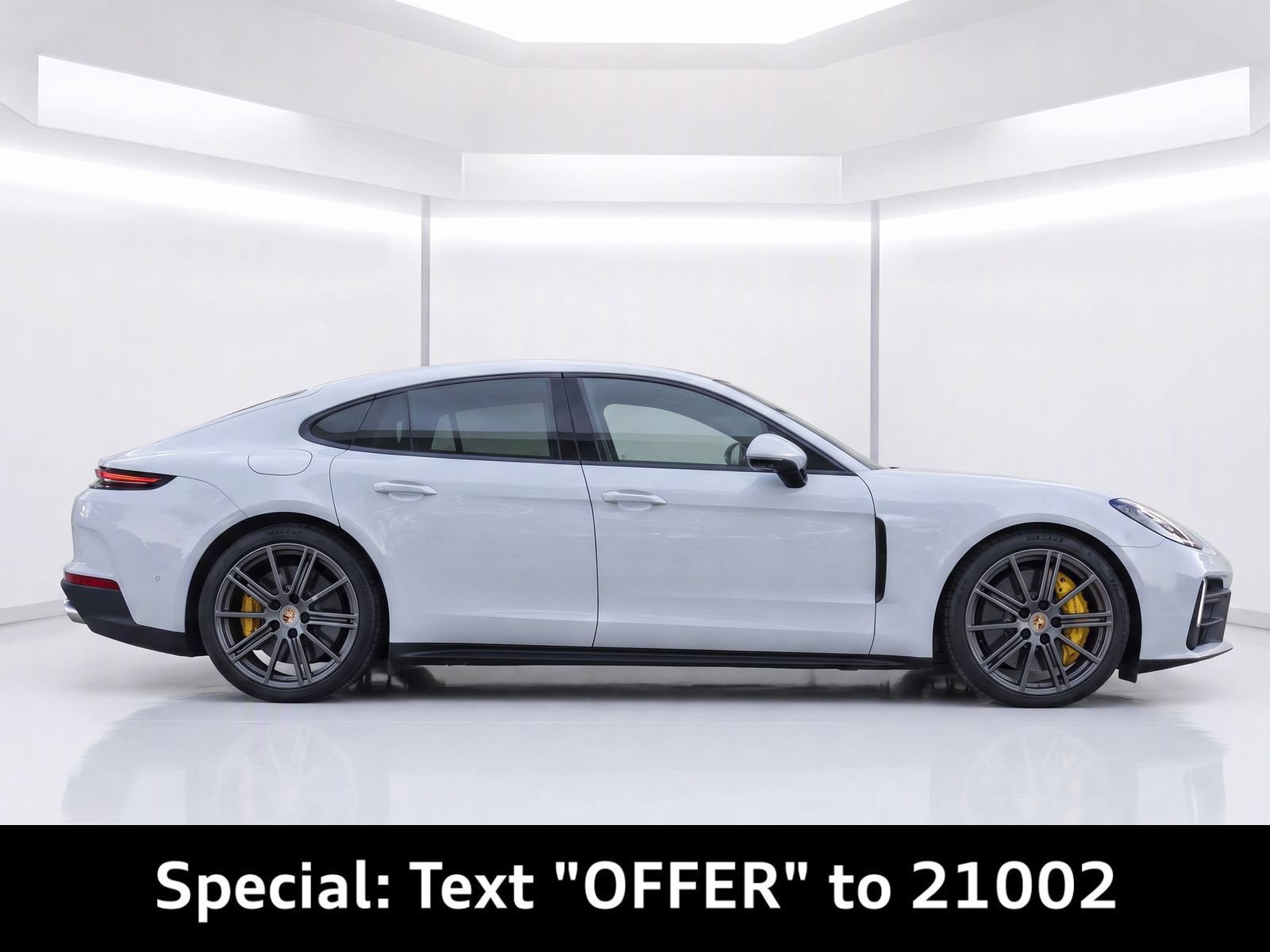 Used 2024 Porsche Panamera RWD image 3