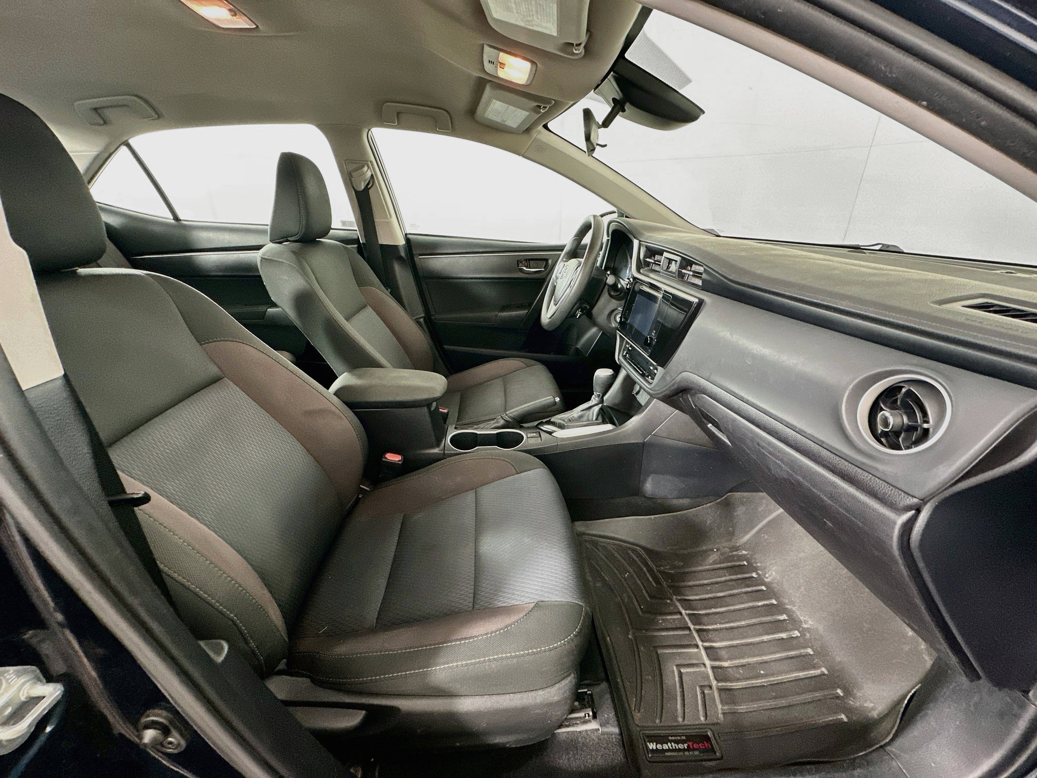 Used 2018 Toyota Corolla LE FWD image 29