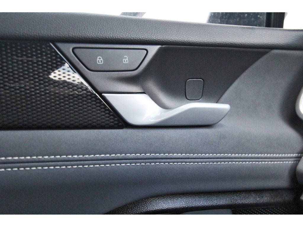 Used 2025 Volkswagen Tiguan SE R-Line image 15