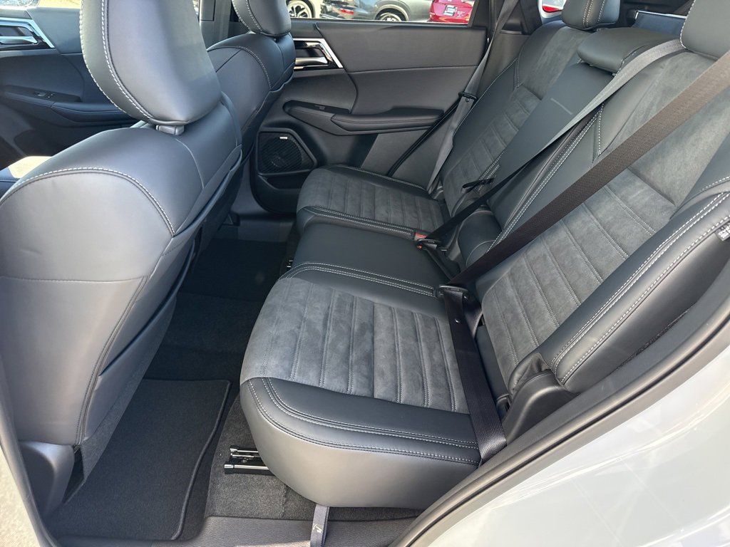 New 2025 Mitsubishi Outlander SE image 24