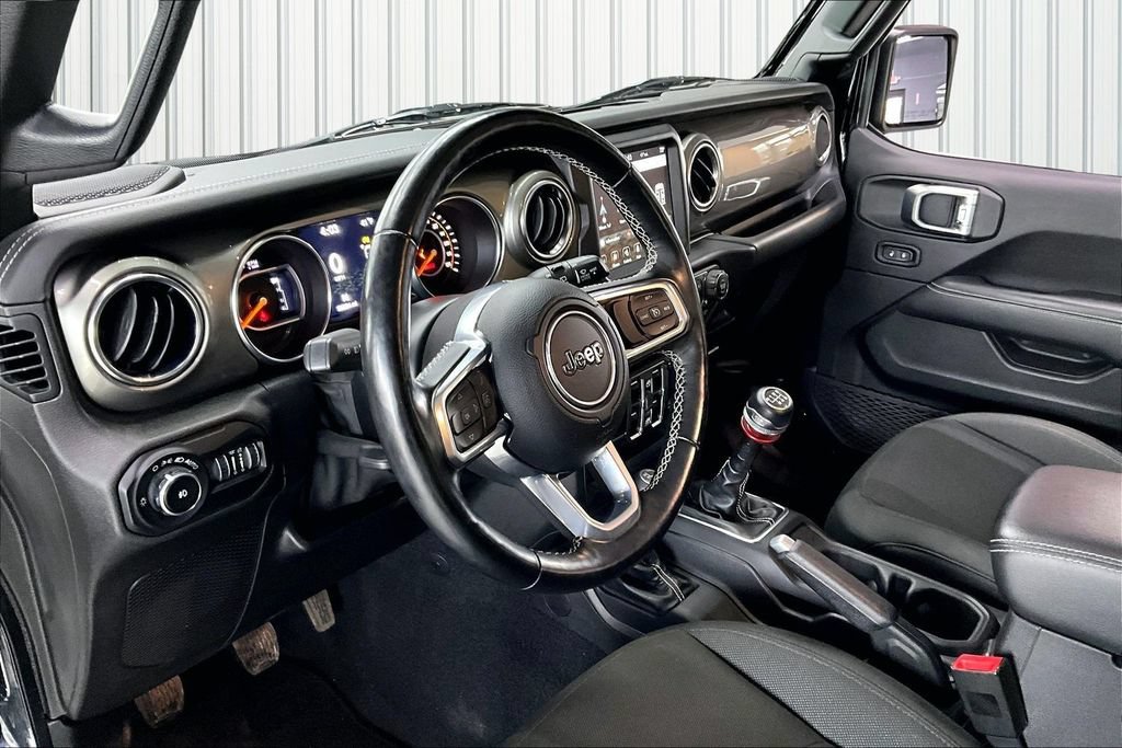 Used 2020 Jeep Wrangler Unlimited Sahara w/ Dual Top Group AWD/4WD image 17